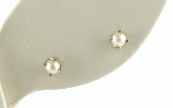 content/products/Pearl Birthstone Stud Earrings in White Gold (4 mm)