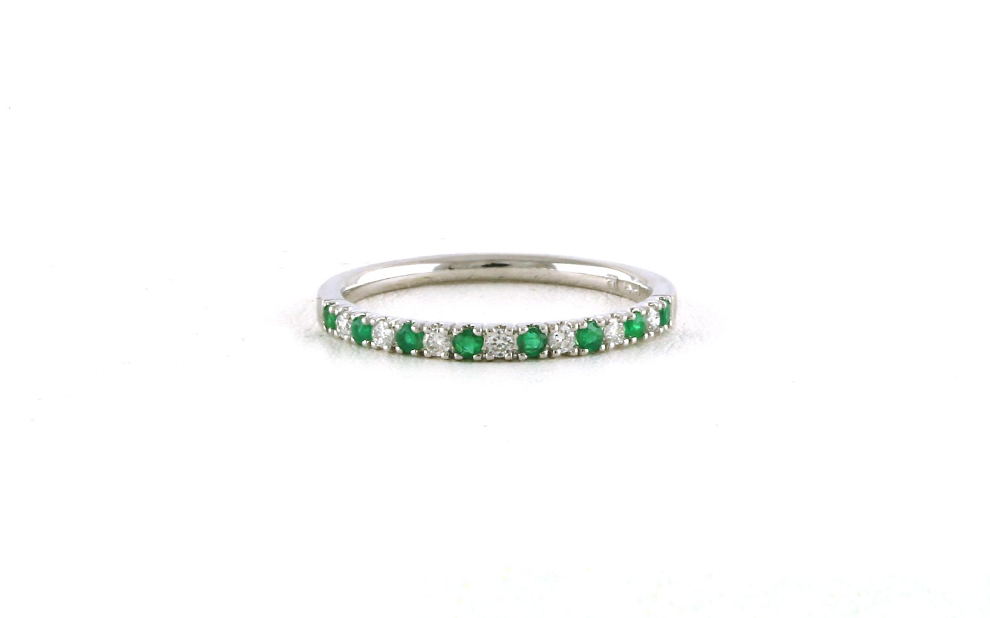 15-Stone Alternating Emerald and Diamond Band in White Gold (0.26cts TWT)
