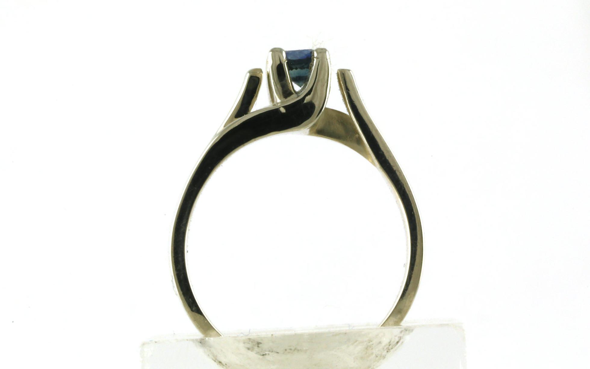 Split-shoulder Solitaire-style Montana Sapphire Ring in Sterling Silver (0.32cts TWT)
