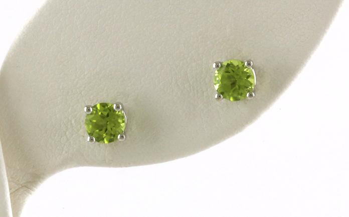 content/products/4-Prong Peridot Stud Earrings in White Gold