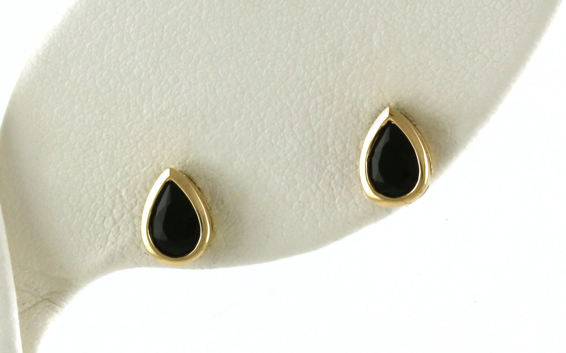 Bezel-set Pear-cut Onyx Earrings in Yellow Gold (0.61cts TWT)