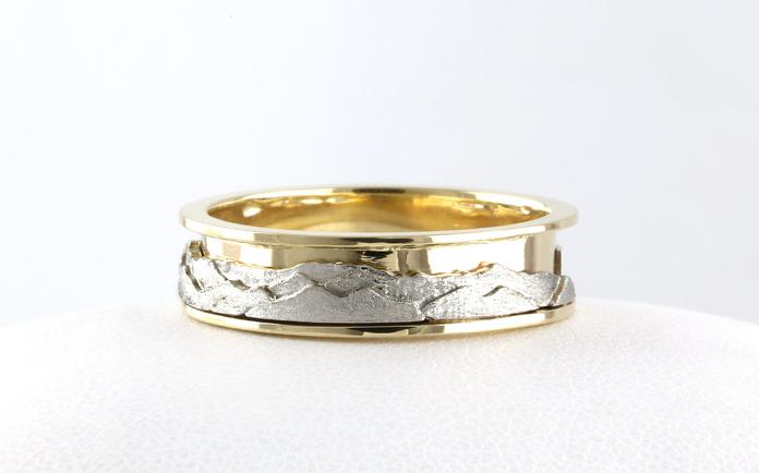 content/products/Bridger Mountain Wedding Band in Two-tone White and Yellow Gold
