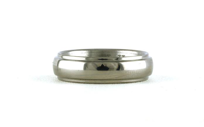 content/products/Comfort Fit Step Edge Wedding Band with Polished Finish in Titanium (sz 8)