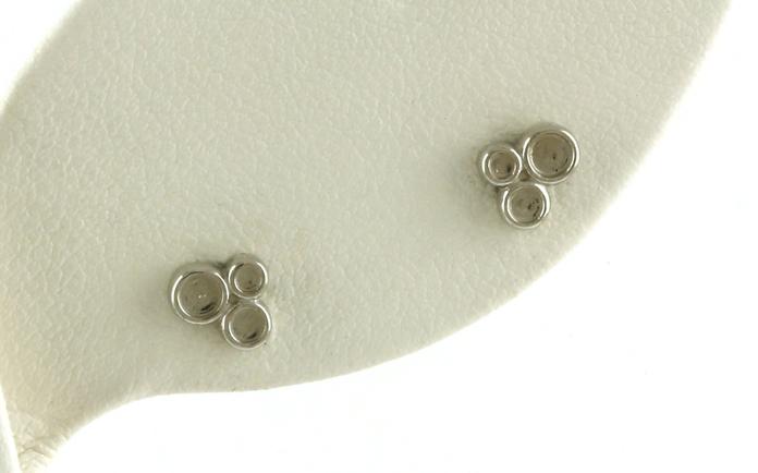content/products/Triple Circle Cluster Stud Earrings in White Gold