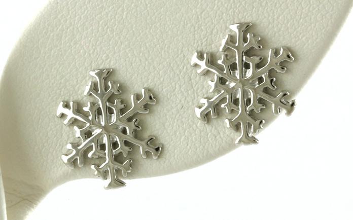 content/products/Snowflake Stud Earrings in Sterling Silver