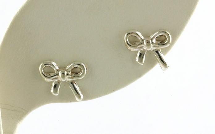 content/products/Bow Stud Earrings in Sterling Silver