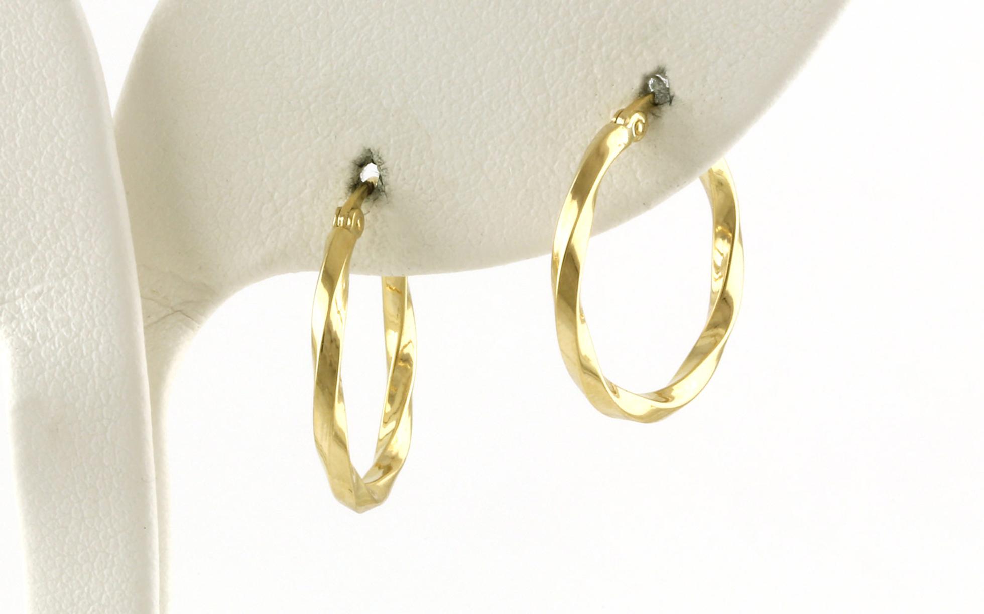 Twisted Hoop Earrings in Yellow Gold (1.8 x 18 mm)
