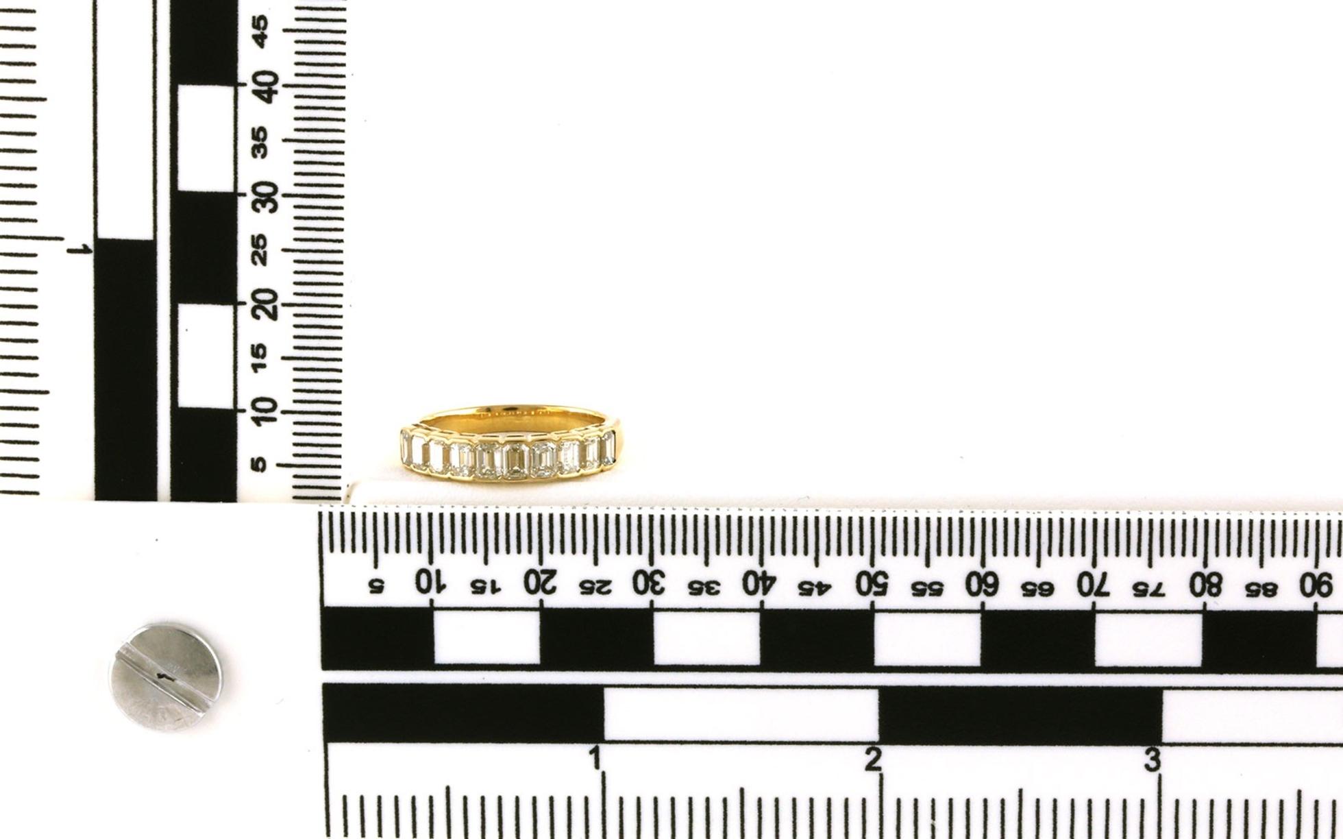 10-Stone Emerald-cut Diamond Wedding Band in Yellow Gold (1.37cts TWT) Scale