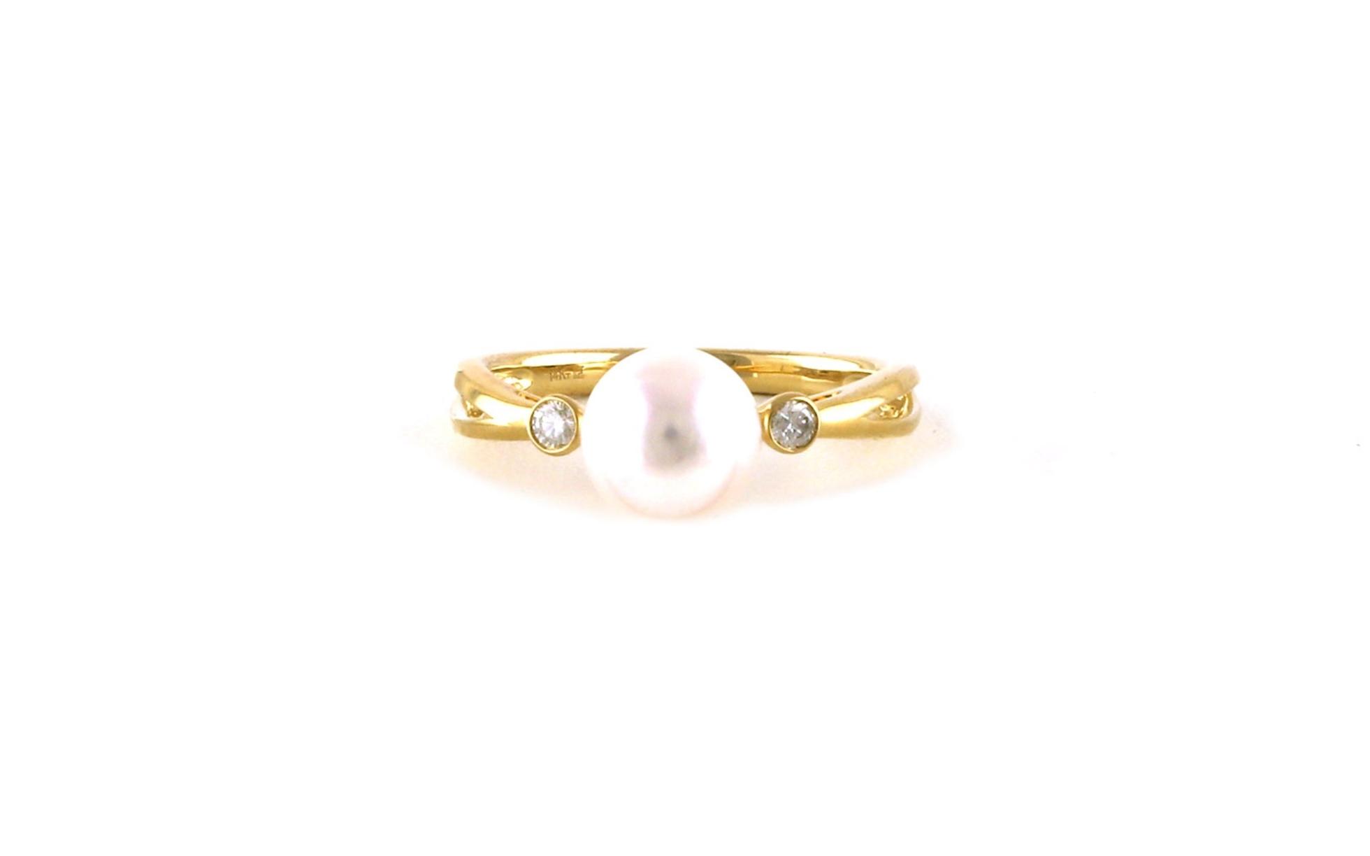 3-Stone Pearl and Diamond Ring in Yellow Gold (0.08cts TWT)
