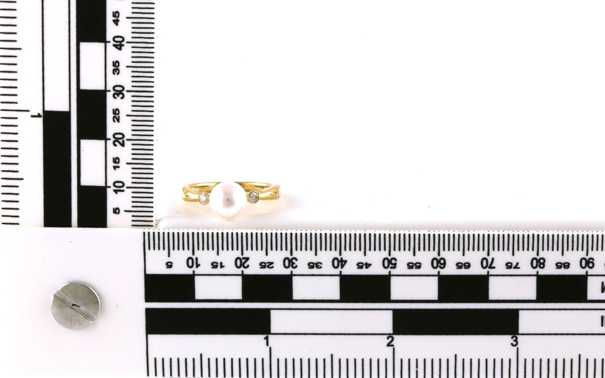 3-Stone Pearl and Diamond Ring in Yellow Gold (0.08cts TWT) Scale