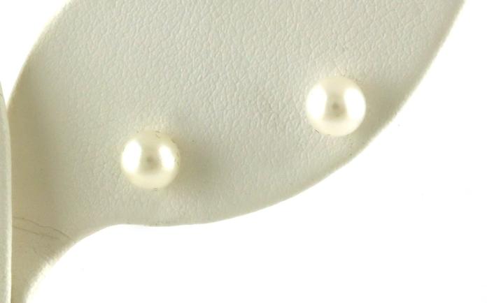 content/products/Fresh Water Pearl Stud Earrings in White Gold (5 mm)
