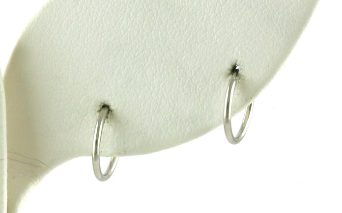 content/products/Hollow Endless Huggie Hoop Earrings in White Gold