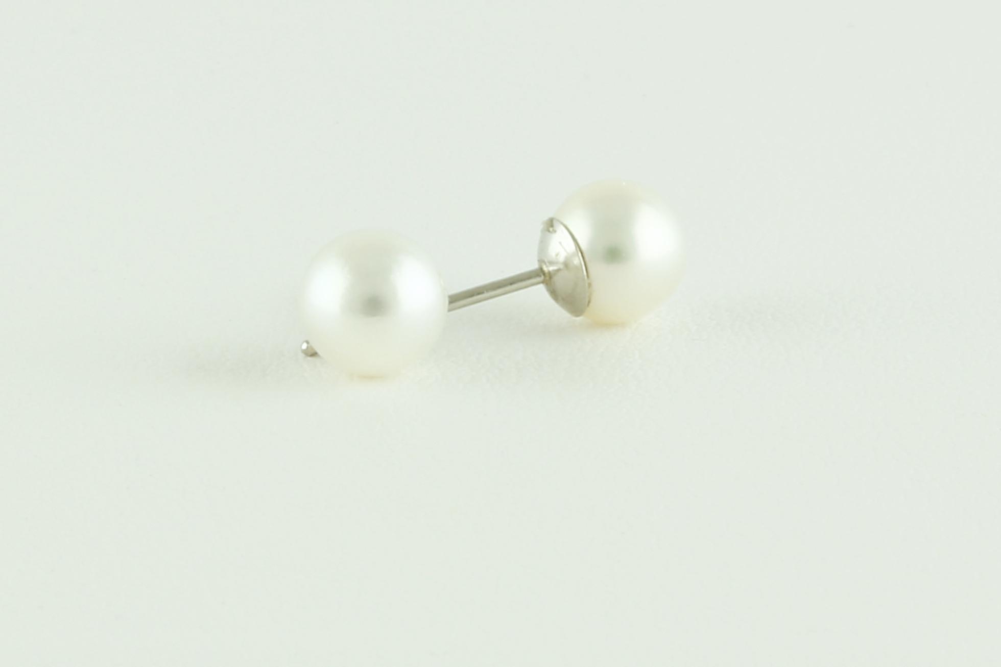 Fresh Water Pearl Stud Earrings in White Gold (5.5 - 6 mm) scale