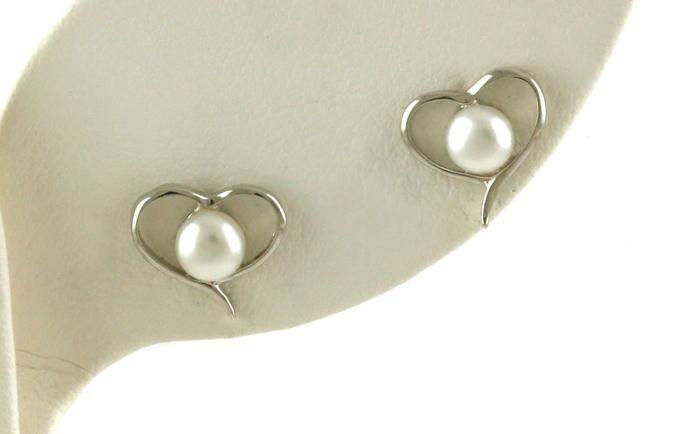 content/products/Heart Fresh Water Pearl Stud Earrings in Sterling Silver