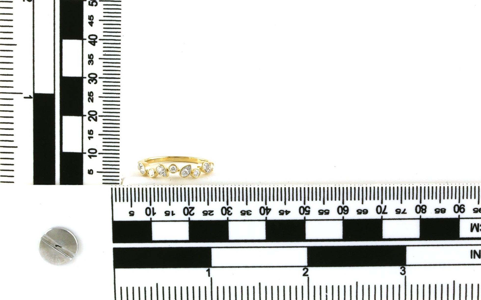 Alternating Shape Diamond Wedding Band in Yellow Gold (0.34cts TWT) Scale