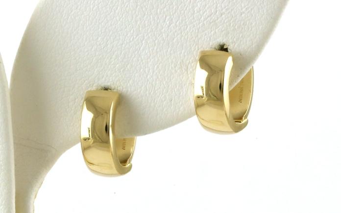 content/products/Flat Hinged Huggie Hoop Earrings in Yellow Gold (4.5 x 13mm)