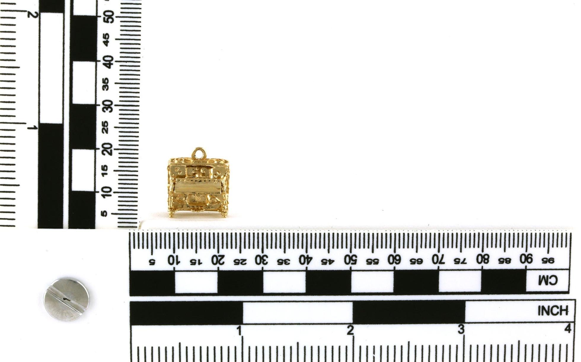 Estate Piece: Piano Charm with Movable Cover in Yellow Gold scale