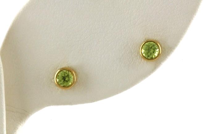 content/products/Bezel-set Solitaire Peridot Stud Earrings in Yellow Gold (0.40cts TWT)