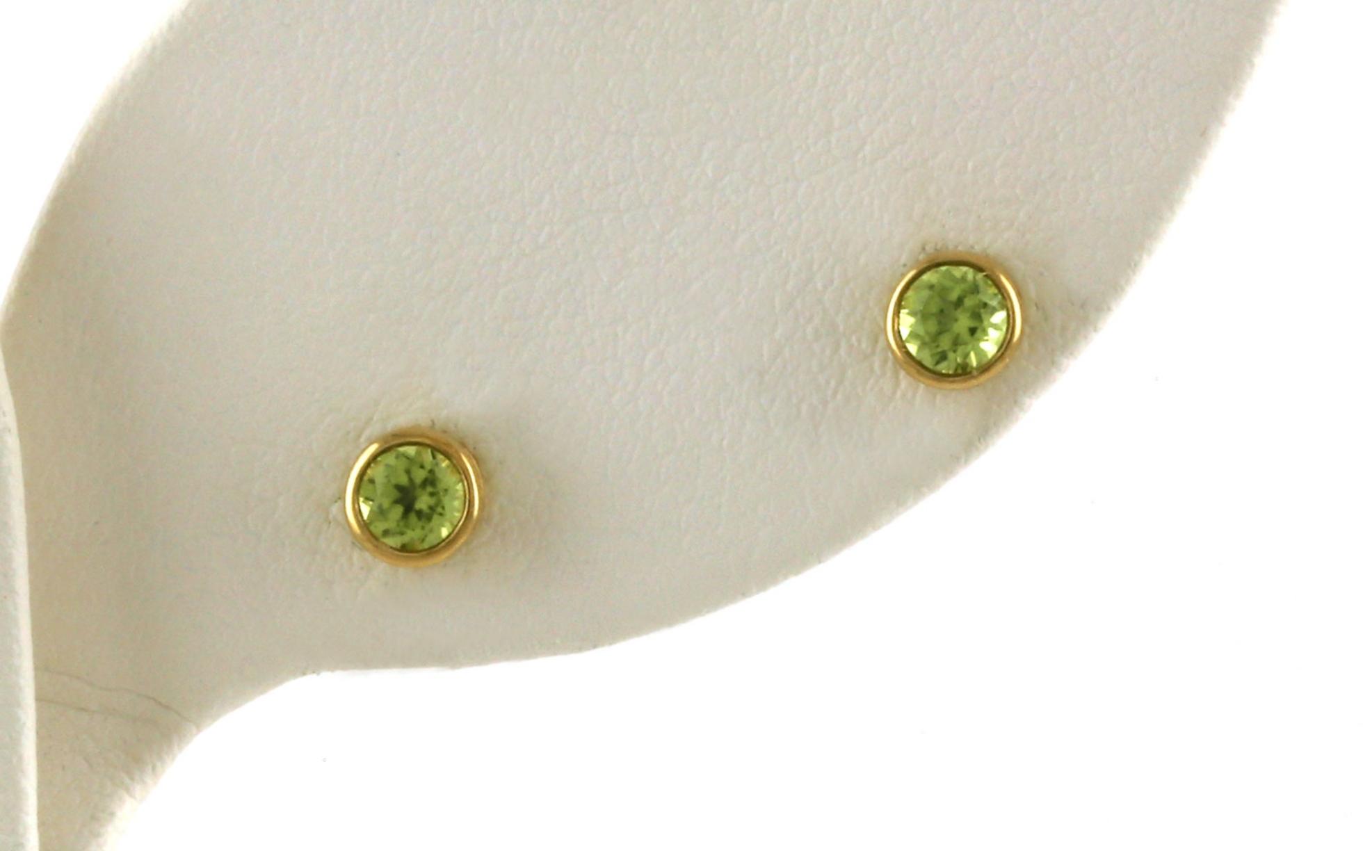 Bezel-set Solitaire Peridot Stud Earrings in Yellow Gold (0.40cts TWT)