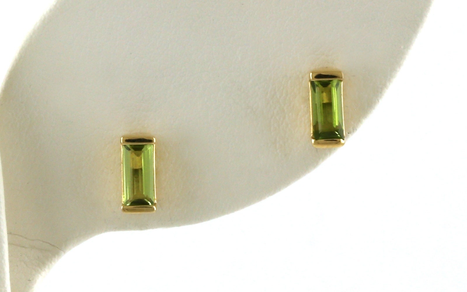Bar-set Solitaire Baguette-cut Peridot Stud Earrings in Yellow Gold (0.87cts TWT)