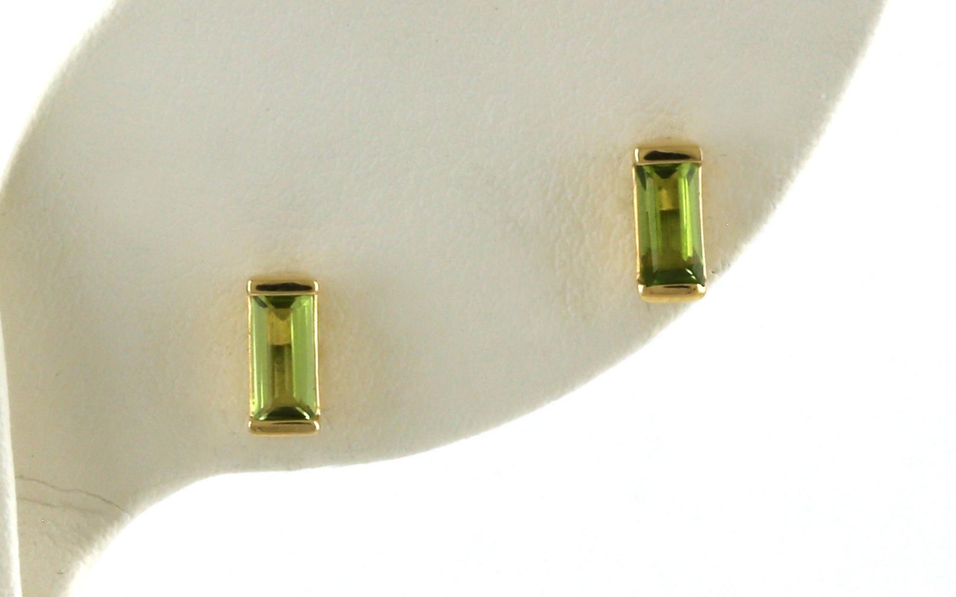 Bar-set Solitaire Baguette-cut Peridot Stud Earrings in Yellow Gold (0.87cts TWT)