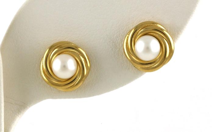 content/products/Halo Stud Earrings with Fresh Water Pearls in Yellow Gold (5.00 mm)