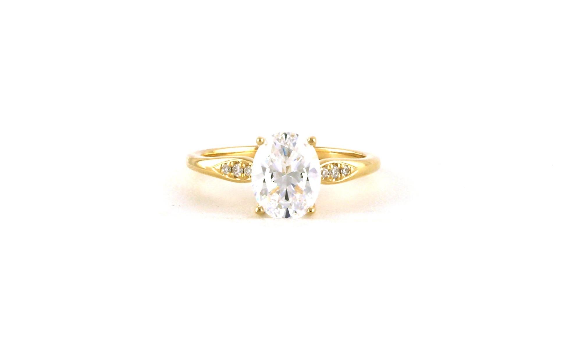 Oval-cut Engagement Ring Mounting with Diamond Accents in Yellow Gold (0.10cts TWT)