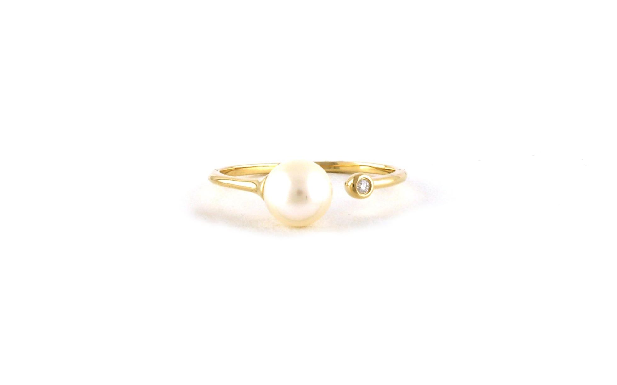 Contemporary Ring with One Fresh Water Pearl and One Diamond in Yellow Gold (0.01ct TWT)