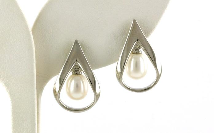 content/products/Teardrop Design Pearl Earrings in Sterling Silver