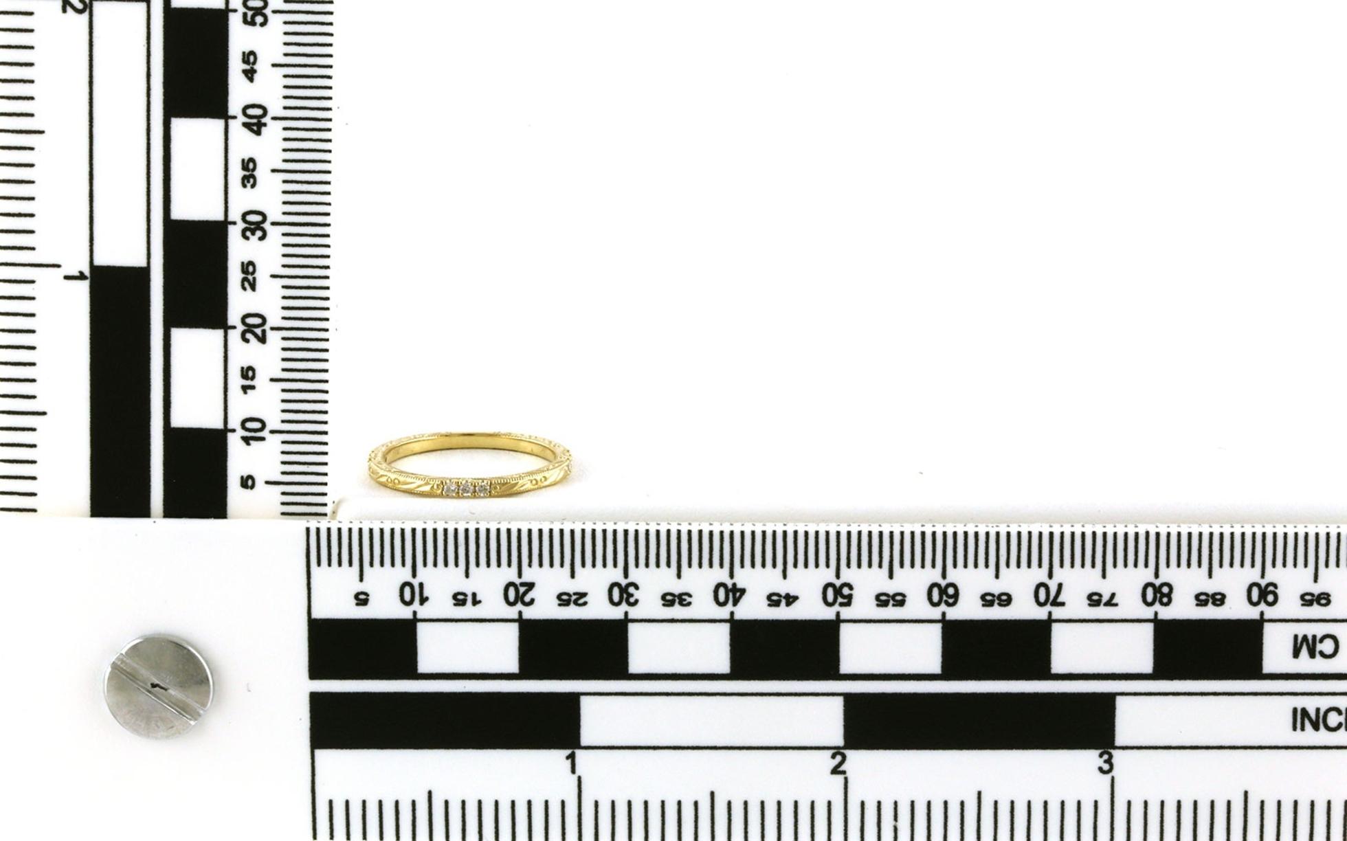 Diamond 3-Stone Cluster Hand Engraved Band in Yellow Gold (0.10cts TWT) scale