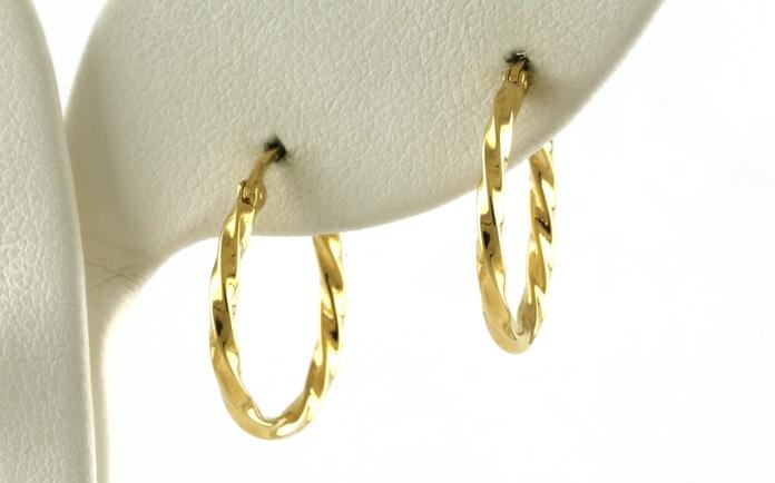 content/products/Twisted Hoop Earrings in Yellow Gold
