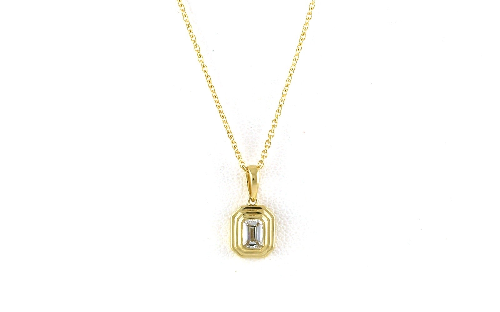 Diamond Step Bezel-set Solitaire Necklace in Yellow Gold (0.20cts TWT)