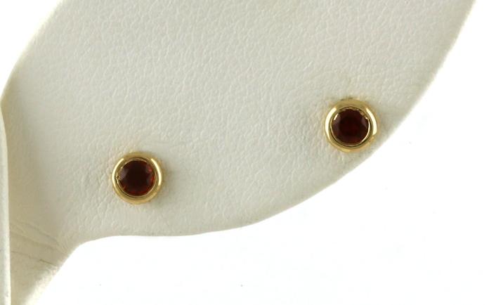 content/products/Garnet Bezel-set Stud Earrings in Yellow Gold (0.29cts TWT)