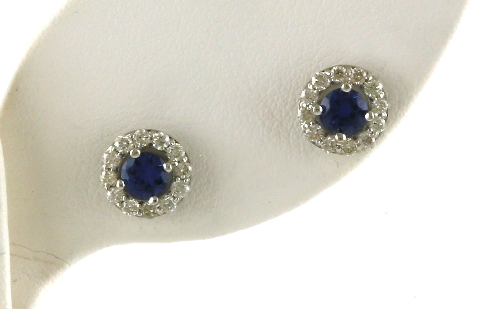 Montana Yogo Sapphire and Diamond Halo Stud Earrings in White Gold (0.99cts TWT)