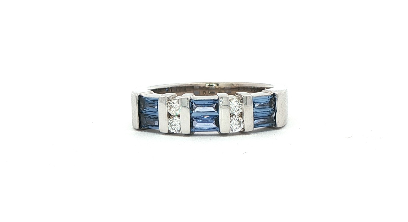 Two-Row Bar Setting Montana Yogo Sapphire and Diamond Ring in White Gold (0.91cts TWT)