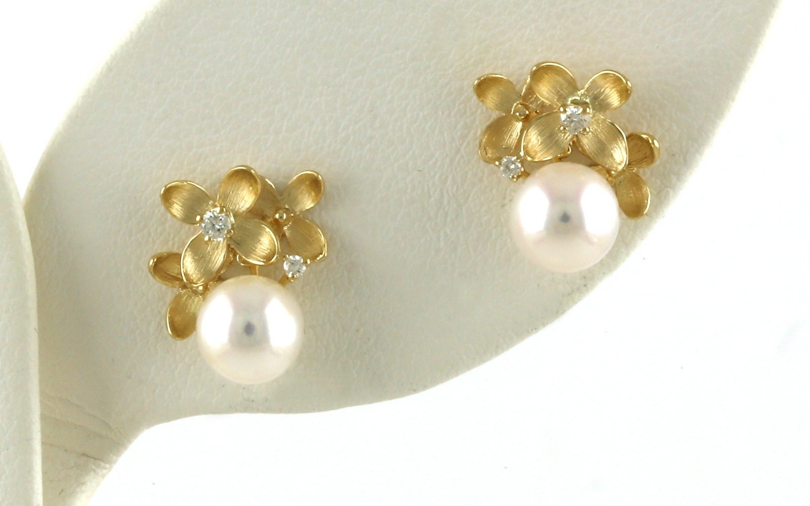 Floral Cluster Pearl and Diamond Earrings in Yellow Gold (0.06cts TWT)