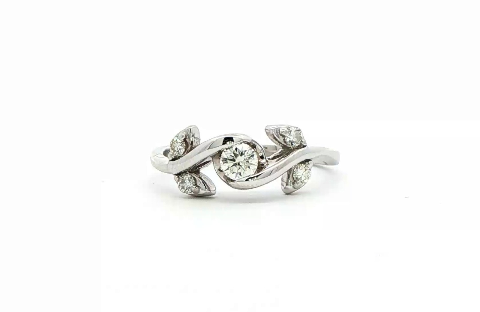 Estate Piece: Flower Petal Diamond Ring in White Gold (0.33cts TWT)