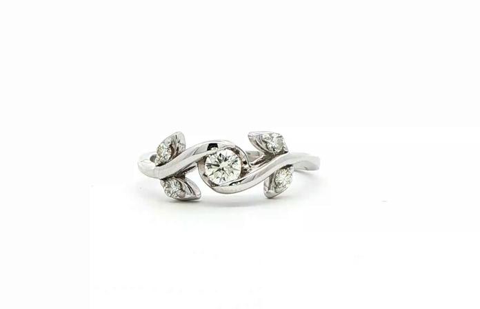 content/products/Estate Piece: Flower Petal Diamond Ring in White Gold (0.33cts TWT)