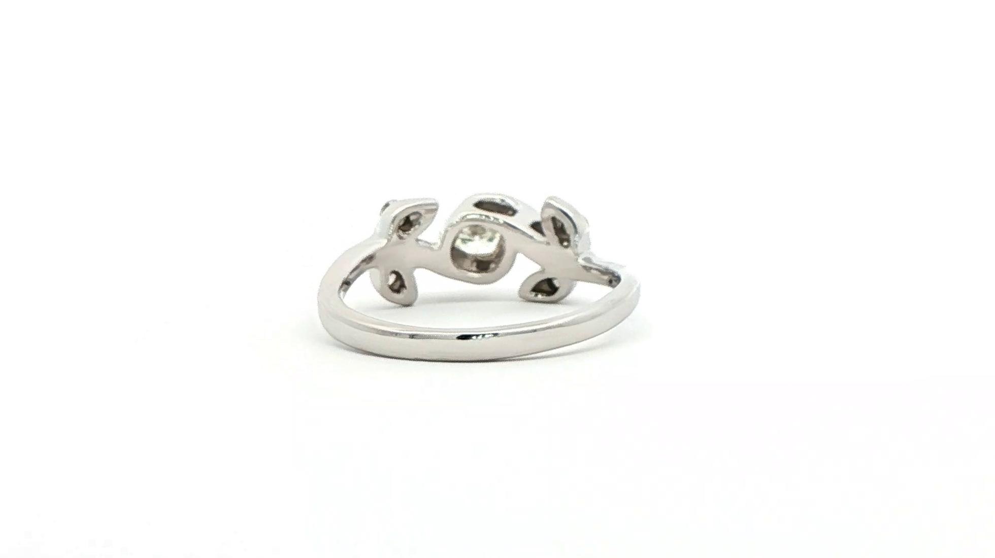 Estate Piece: Vines Design Ring with Round Brilliant Diamond in White Gold (0.33cts TWT)