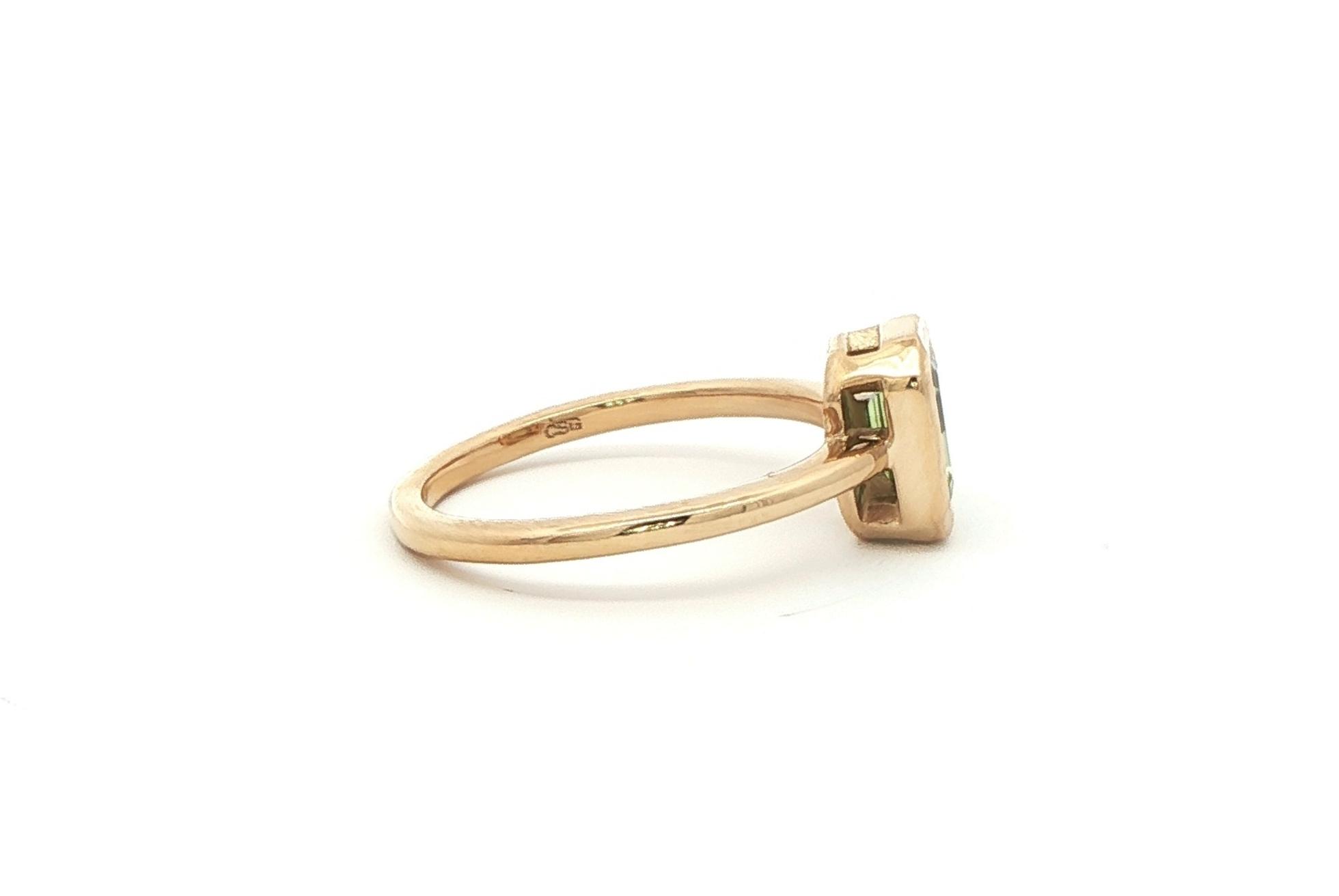 Bezel-Set Peridot Solitaire Ring in Yellow Gold (0.90ct) side