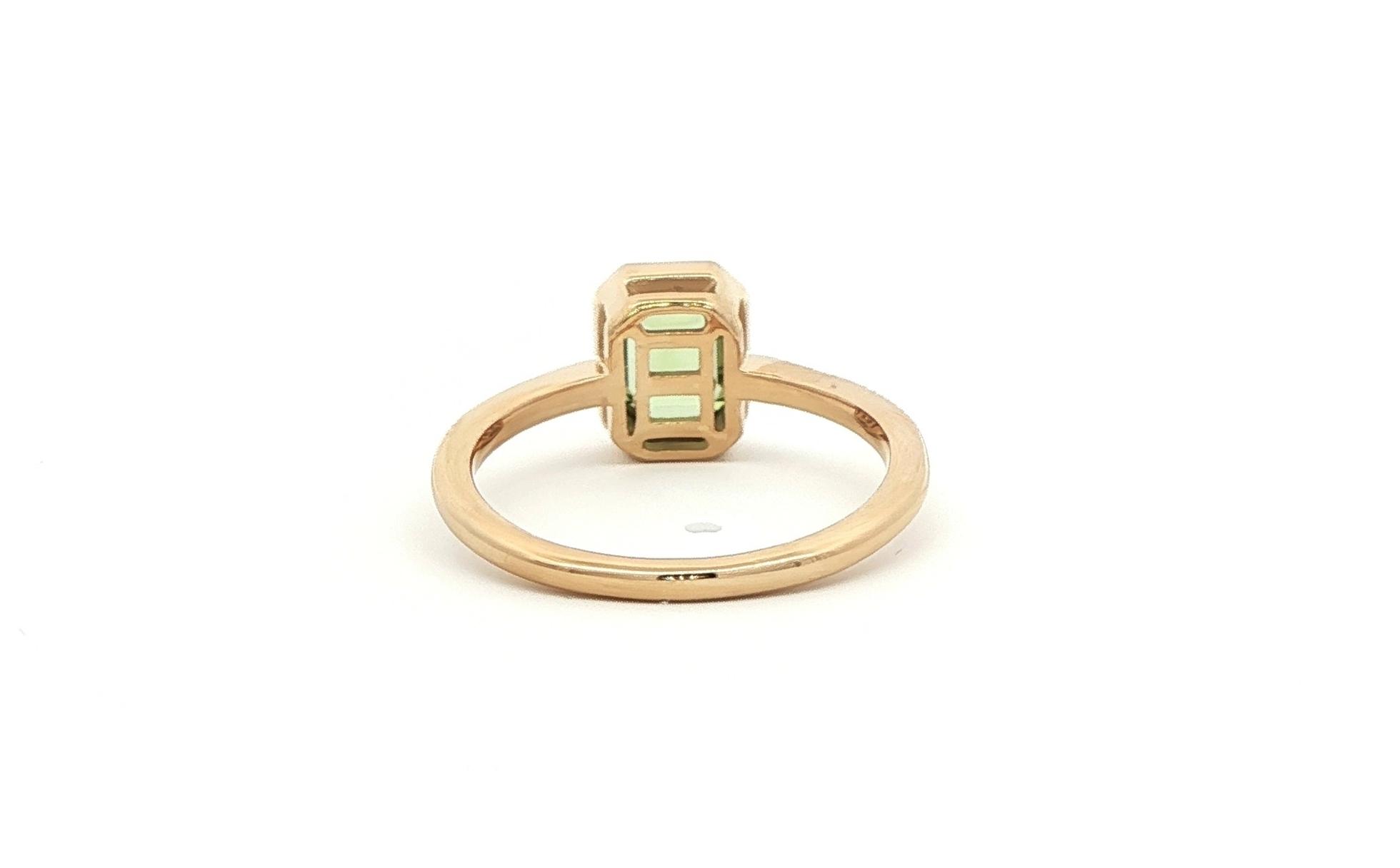Bezel-Set Peridot Solitaire Ring in Yellow Gold (0.90ct) back