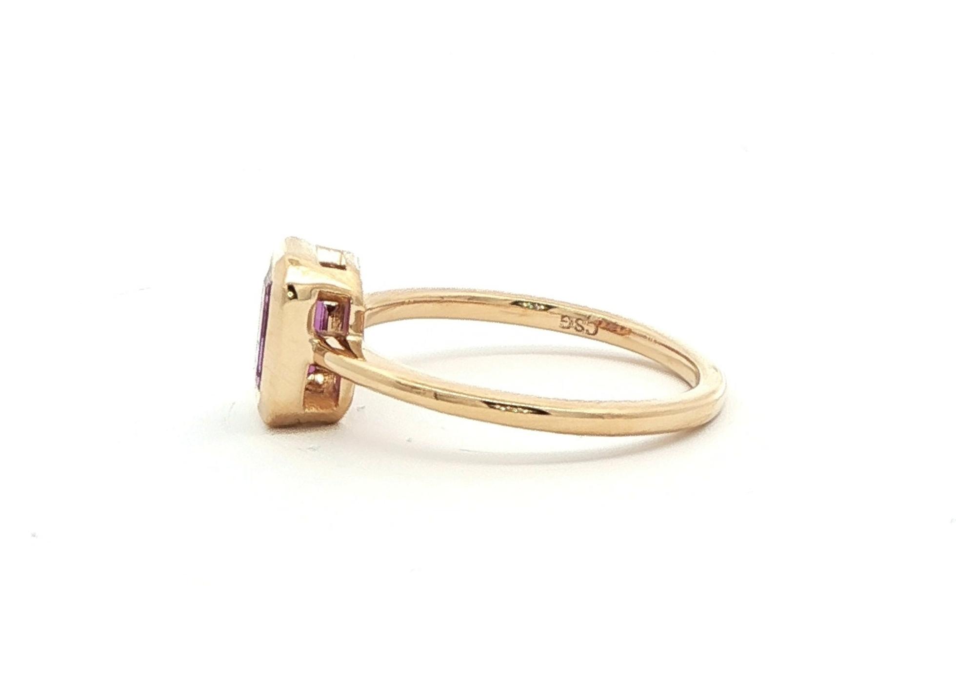 Bezel-Set Amethyst Solitaire Ring in Yellow Gold (0.93ct) side