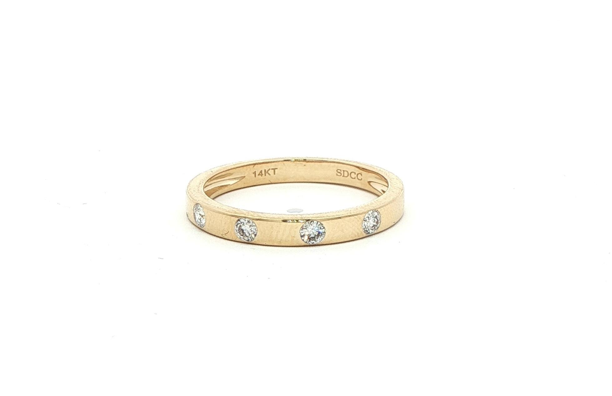 4-Stone Flush-Set Diamond Band in Yellow Gold (0.25cts TWT)