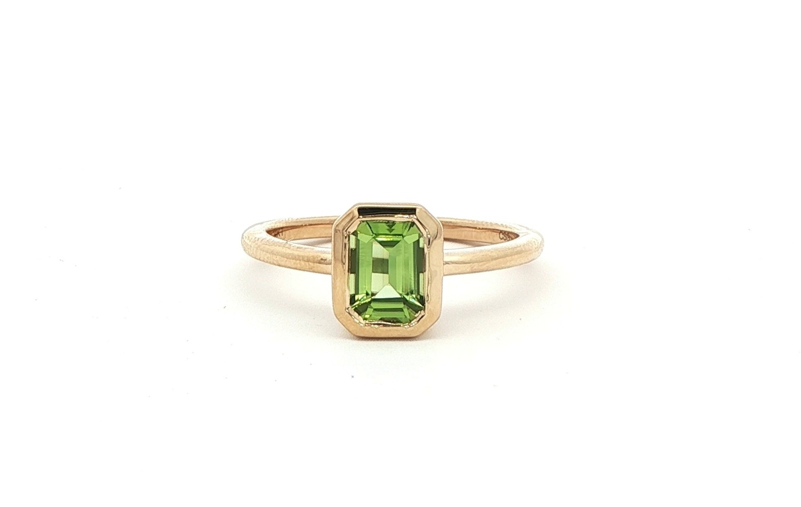 Bezel-Set Peridot Solitaire Ring in Yellow Gold (0.90ct)