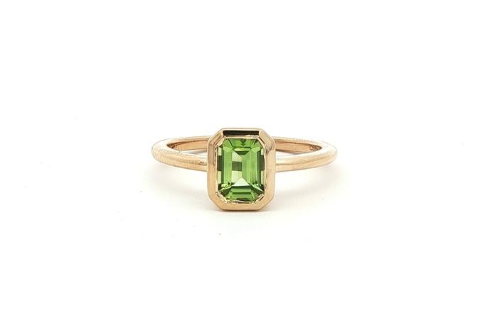 content/products/Bezel-Set Peridot Solitaire Ring in Yellow Gold (0.90ct)