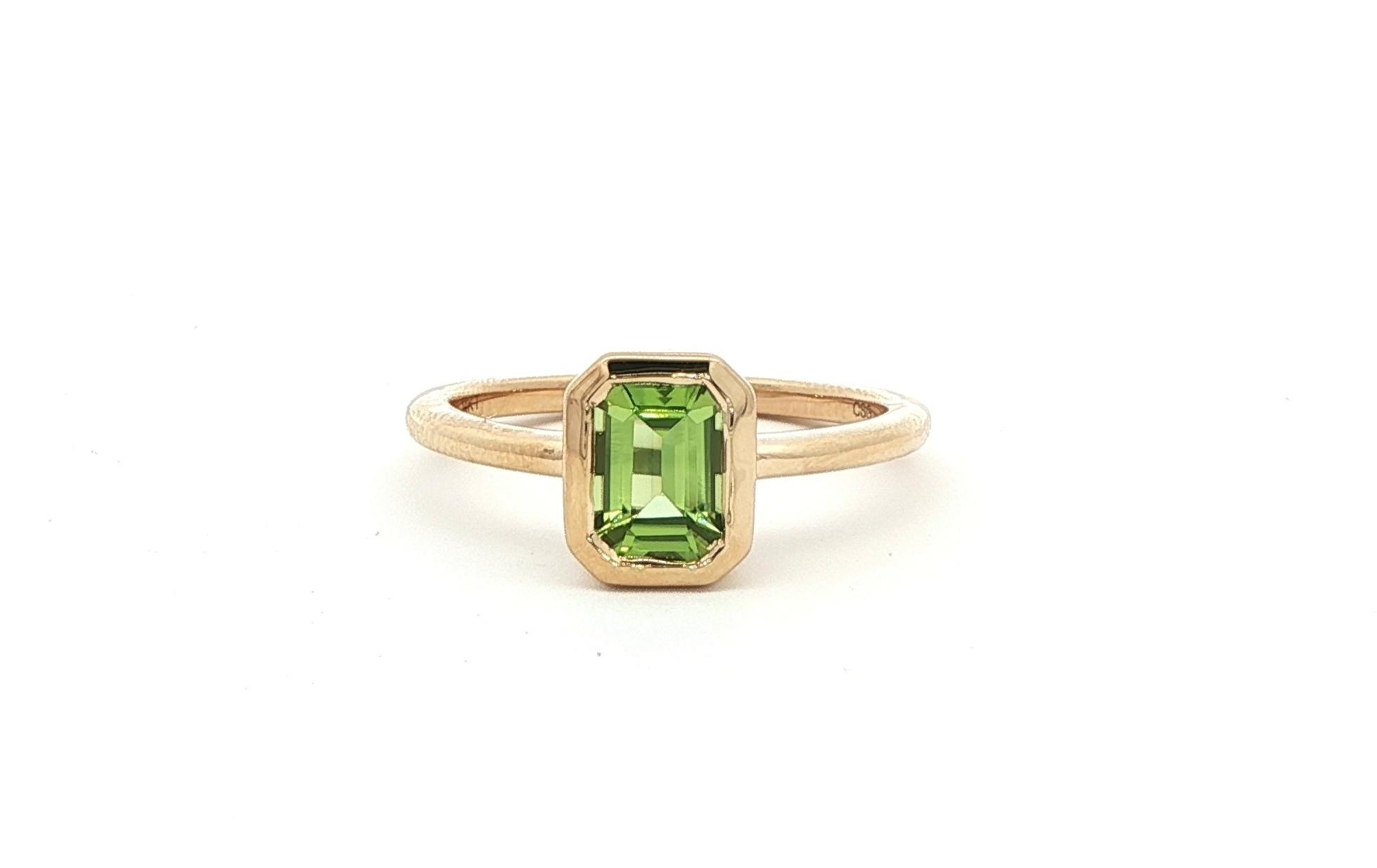 Bezel-Set Peridot Solitaire Ring in Yellow Gold (0.90ct)