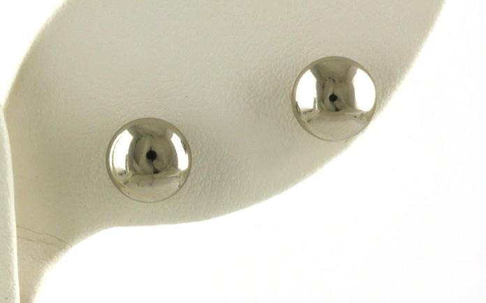 content/products/Flat Ball Earrings in White Gold