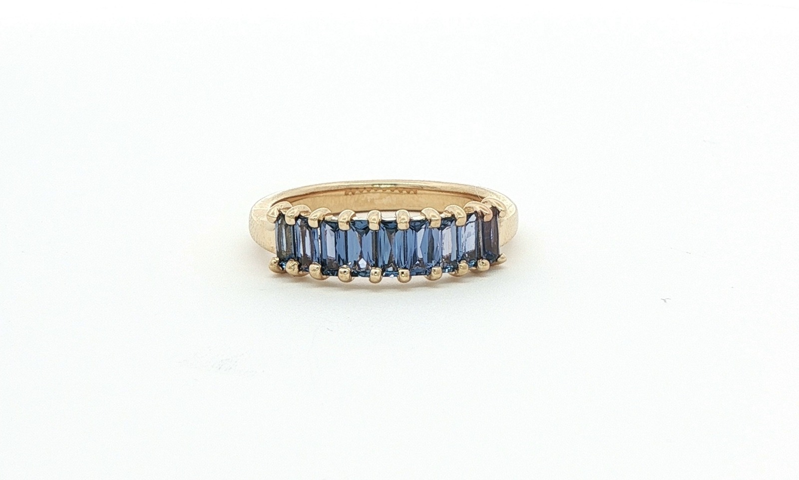 9-Stone Shared-Prong Montana Sapphire Ring in Yellow Gold (1.06cts TWT)
