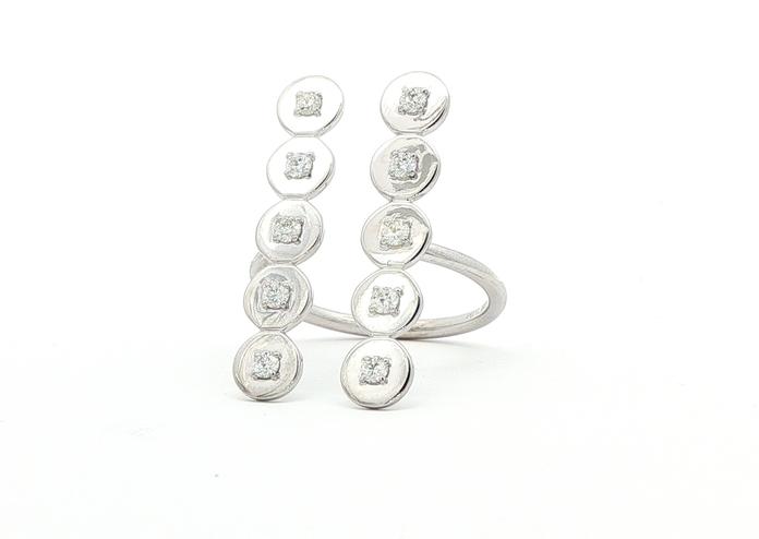 content/products/Estate Piece: Split Row Diamond Ring in White Gold (0.29cts TWT)