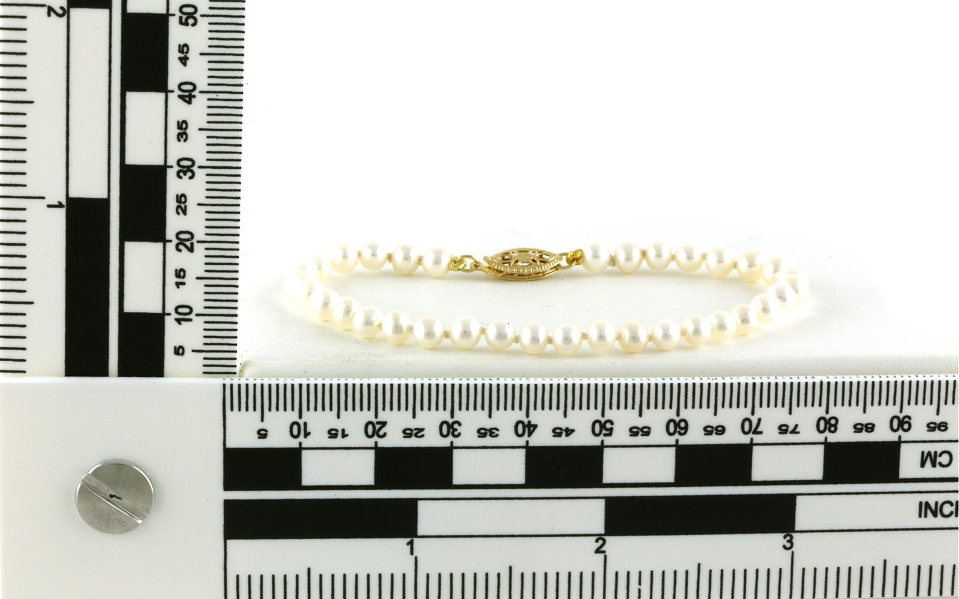 Fresh Water Pearl Bracelet in Yellow Gold scale